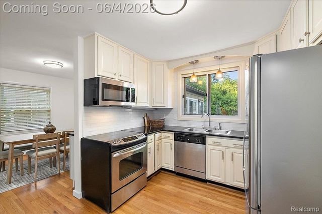 1512 Edgewood Drive, Royal Oak, MI 48067