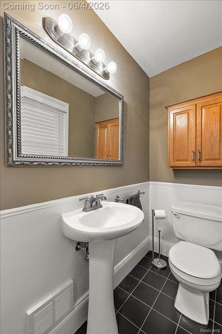 1512 Edgewood Drive, Royal Oak, MI 48067