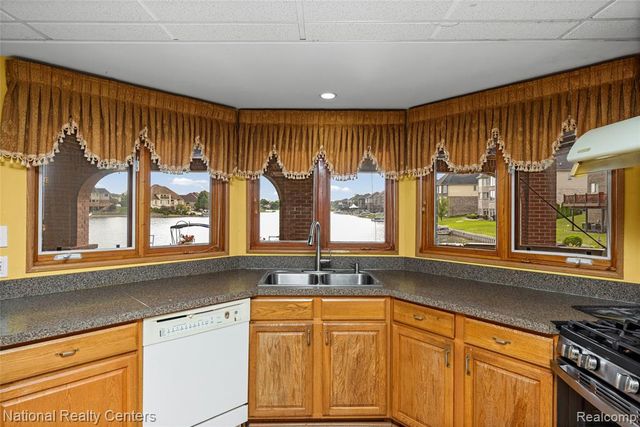 51577 Merry Lane, Utica, MI 48316
