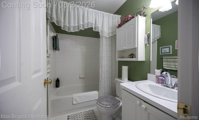 20685 Hillsboro Drive, Macomb Township, MI 48044