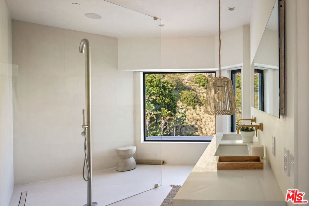 Image 16 of property listing at 4310 Encinal Canyon Road, Malibu, CA 90265