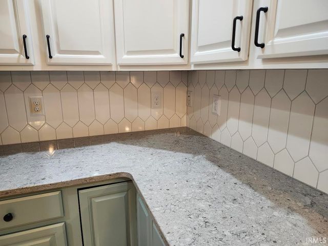 15430 SHAKESPEARE Drive, Evansville, IN 47725