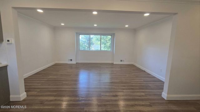 8 Oak Leaf Lane, Toms River, NJ 08755