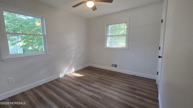 8 Oak Leaf Lane, Toms River, NJ 08755