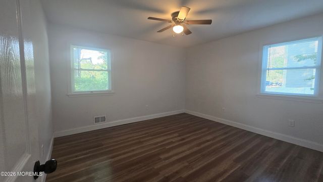 8 Oak Leaf Lane, Toms River, NJ 08755