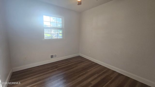 8 Oak Leaf Lane, Toms River, NJ 08755
