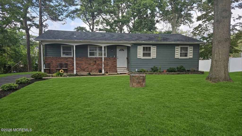 8 Oak Leaf Lane, Toms River, NJ 08755