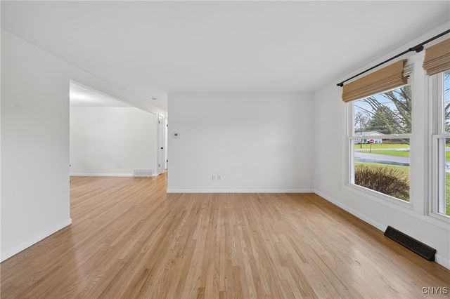 202 Briarhurst Ln, Camillus, NY 13031