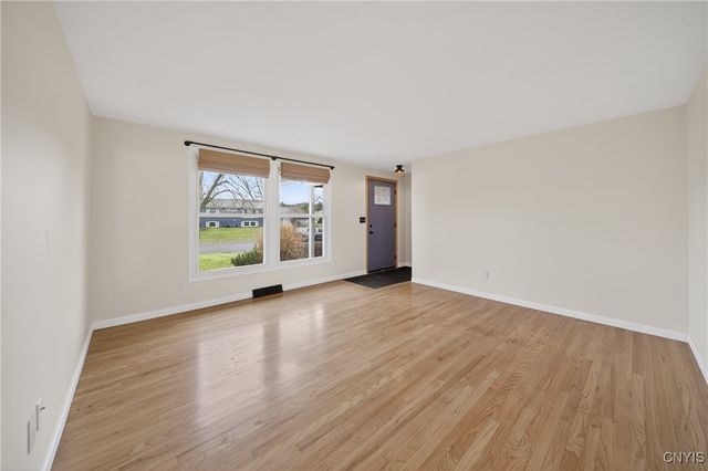 202 Briarhurst Ln, Camillus, NY 13031