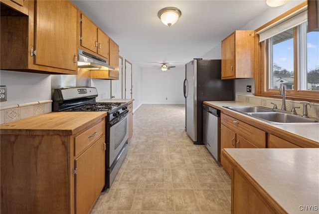 202 Briarhurst Ln, Camillus, NY 13031