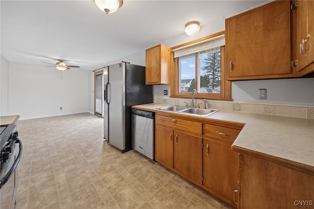 202 Briarhurst Ln, Camillus, NY 13031