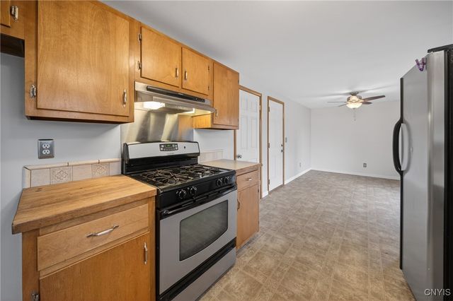 202 Briarhurst Ln, Camillus, NY 13031