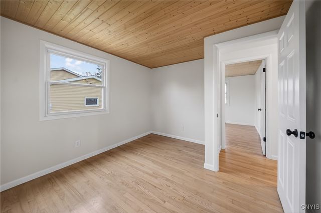 202 Briarhurst Ln, Camillus, NY 13031