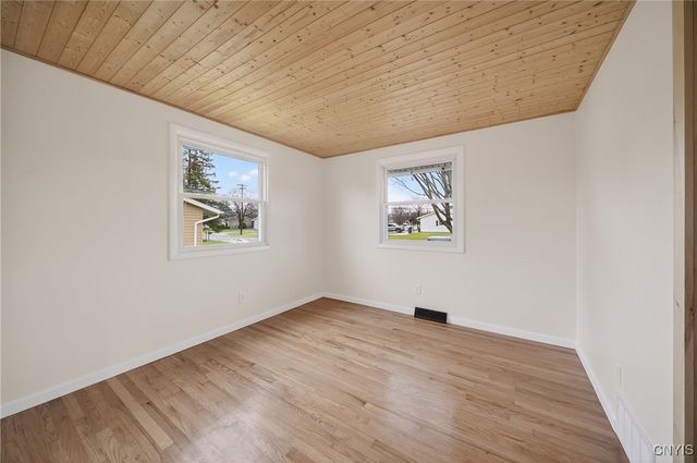 202 Briarhurst Ln, Camillus, NY 13031