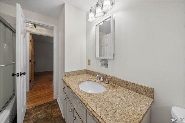 202 Briarhurst Ln, Camillus, NY 13031