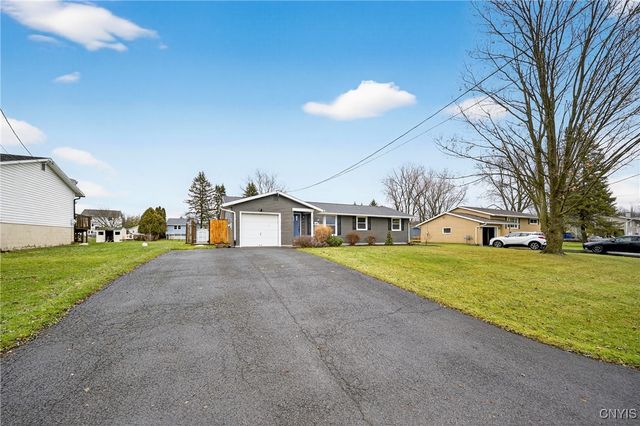 202 Briarhurst Ln, Camillus, NY 13031