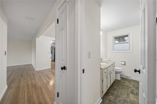 202 Briarhurst Ln, Camillus, NY 13031