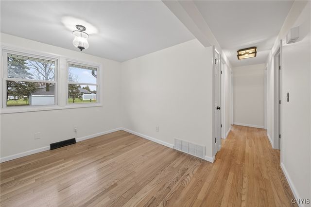 202 Briarhurst Ln, Camillus, NY 13031