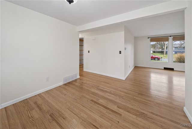 202 Briarhurst Ln, Camillus, NY 13031