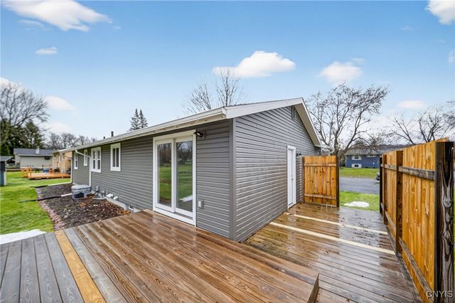 202 Briarhurst Ln, Camillus, NY 13031