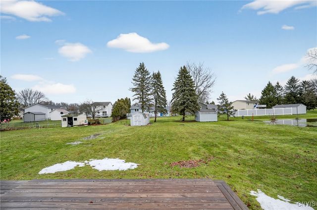 202 Briarhurst Ln, Camillus, NY 13031