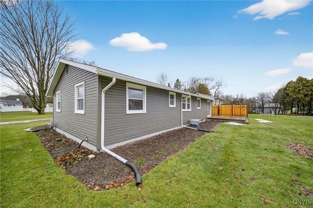 202 Briarhurst Ln, Camillus, NY 13031