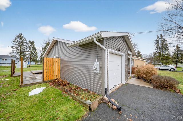 202 Briarhurst Ln, Camillus, NY 13031