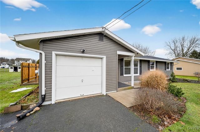 202 Briarhurst Ln, Camillus, NY 13031