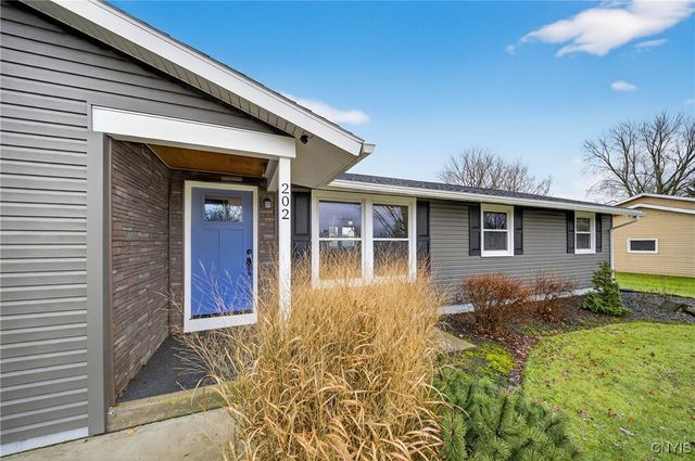 202 Briarhurst Ln, Camillus, NY 13031