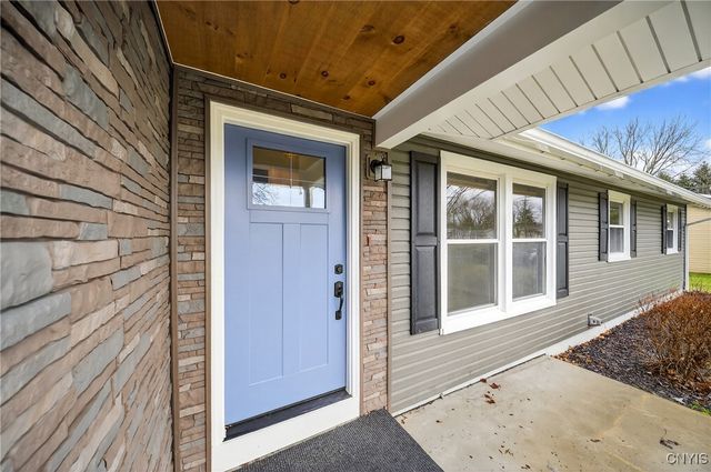 202 Briarhurst Ln, Camillus, NY 13031