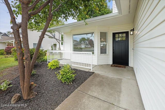 9166 N Entiate Dr, Hayden, ID 83835