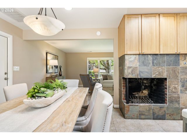 5190 Sw DOVER Ln, Portland, OR 97225
