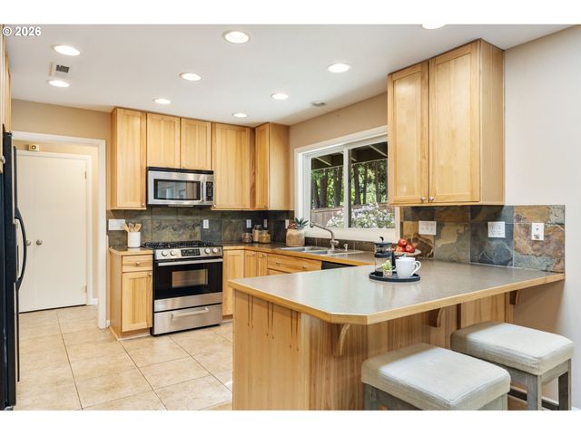 5190 Sw DOVER Ln, Portland, OR 97225