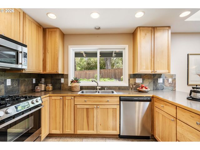 5190 Sw DOVER Ln, Portland, OR 97225