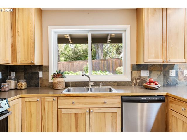 5190 Sw DOVER Ln, Portland, OR 97225