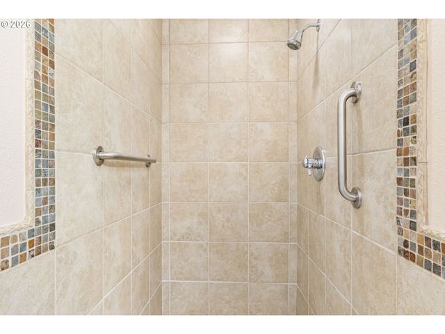 5190 Sw DOVER Ln, Portland, OR 97225