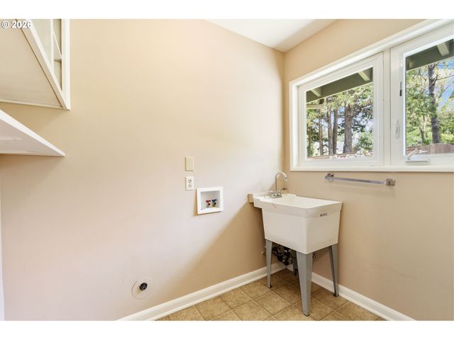 5190 Sw DOVER Ln, Portland, OR 97225