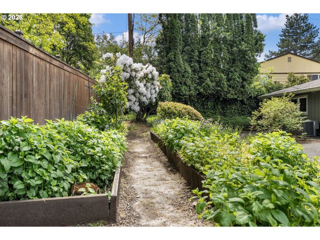 5190 Sw DOVER Ln, Portland, OR 97225