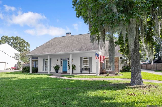12109 Towering Oaks Dr, Baton Rouge, LA 70810