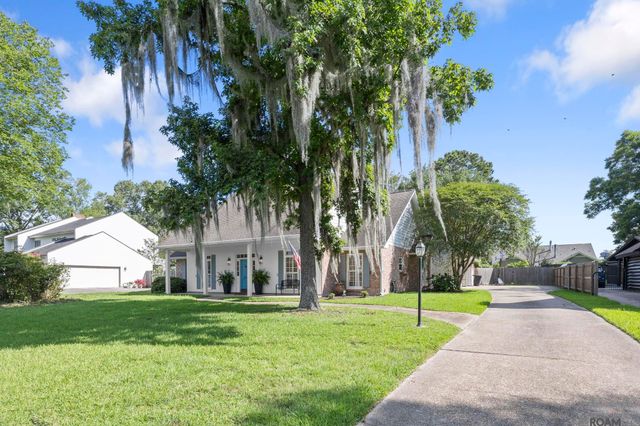12109 Towering Oaks Dr, Baton Rouge, LA 70810