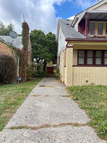 5235 Chalmers Street E, Detroit, MI 48213