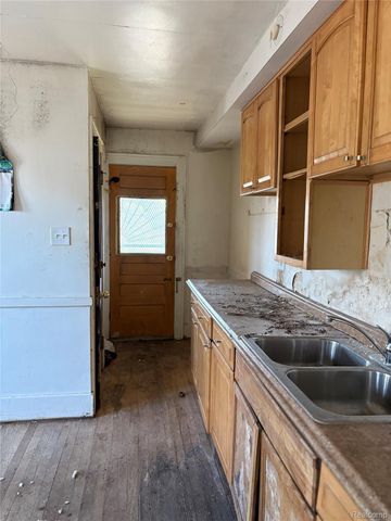 5235 Chalmers Street E, Detroit, MI 48213