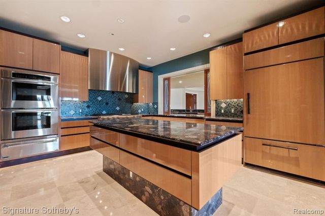 82 Chateaux Du Lac, Fenton, MI 48430