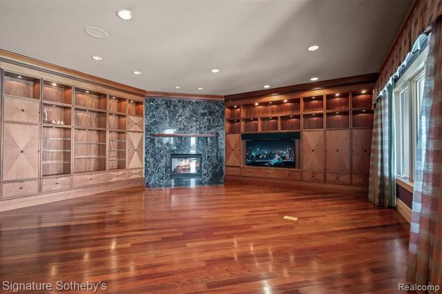 82 Chateaux Du Lac, Fenton, MI 48430