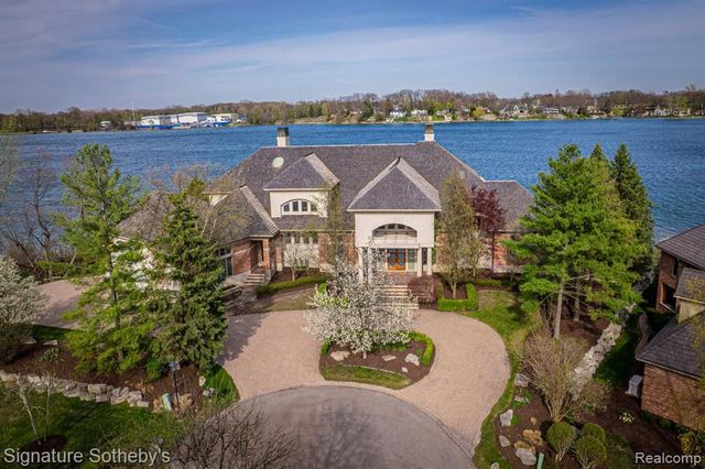 82 Chateaux Du Lac, Fenton, MI 48430