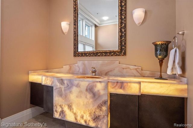 82 Chateaux Du Lac, Fenton, MI 48430