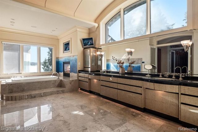 82 Chateaux Du Lac, Fenton, MI 48430