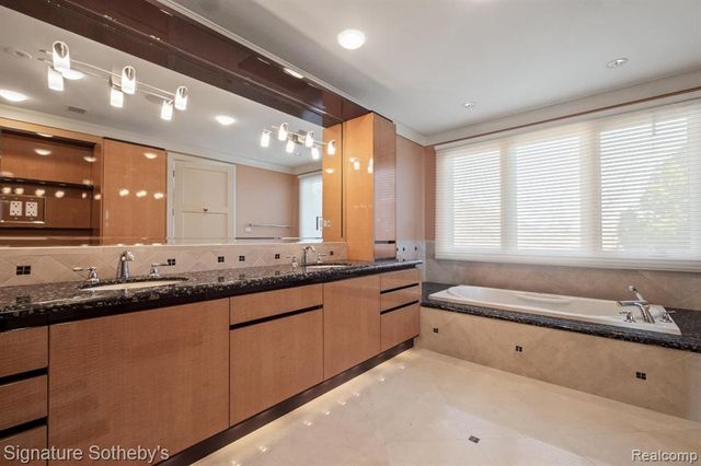 82 Chateaux Du Lac, Fenton, MI 48430