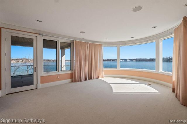 82 Chateaux Du Lac, Fenton, MI 48430