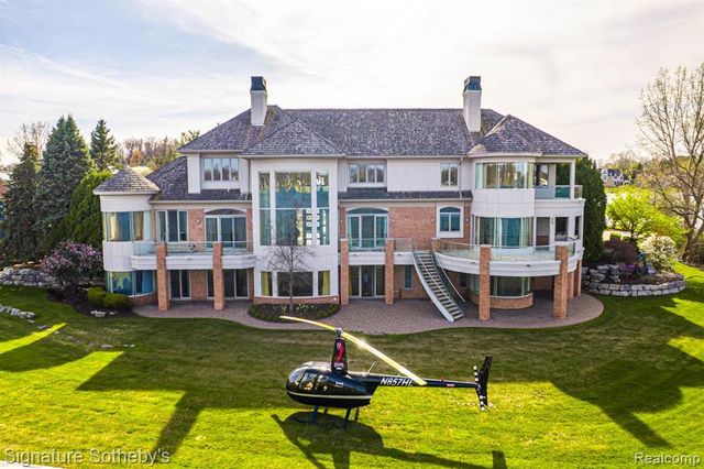 82 Chateaux Du Lac, Fenton, MI 48430